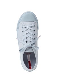 Ljusblå canvas sneakers med rund tå, snörning framtill och texturerad gummisula. Har en logotypetikett och platta snörningar.