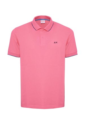 Herren-Poloshirt in Pink mit kurzen Ärmeln, zwei Knöpfen, dunklem Besatz an Kragen und Ärmeln sowie kleinem Dreieck- und Kreuz-Logo auf der linken Brust.