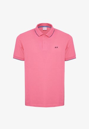 Herren-Poloshirt in Pink mit kurzen Ärmeln, zwei Knöpfen, dunklem Besatz an Kragen und Ärmeln sowie kleinem Dreieck- und Kreuz-Logo auf der linken Brust.