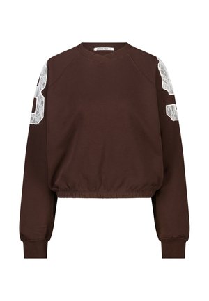 Sweat-shirt court à manches longues de couleur marron foncé avec ourlet élastique et patchs en dentelle blanche en forme du numéro "95" sur chaque haut de manche.