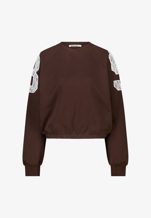 Sweat-shirt court à manches longues de couleur marron foncé avec ourlet élastique et patchs en dentelle blanche en forme du numéro "95" sur chaque haut de manche.