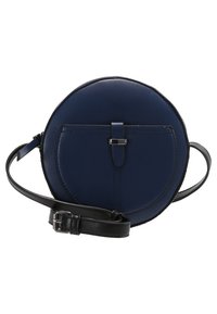 Kulatá kožená crossbody taška v námořnické modré barvě s přední kapsou a černým nastavitelným popruhem se stříbrnou přezkou.