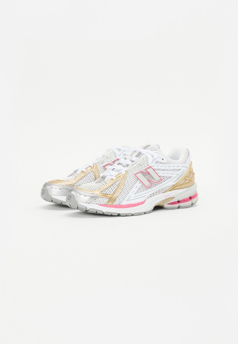 Zapatillas deportivas blancas con detalles en plata, oro y rosa. Parte superior de malla para transpirabilidad, suela de goma y logo en contraste en el lateral.