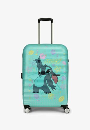 Valise rigide en teal avec un motif de Stitch de Lilo & Stitch. Présente des motifs tropicaux colorés et des roulettes doubles lisses pour une meilleure mobilité.