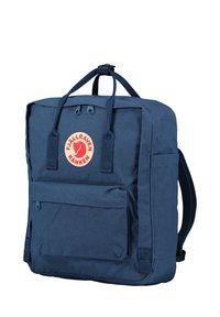 Zaino blu navy realizzato in tessuto resistente, con un ampio scomparto principale, tasca frontale con zip e patch con logo. Spallacci regolabili per il massimo comfort.