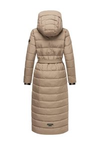 Abrigo de invierno beige largo, acolchado, con capucha, cinturilla y mangas largas, visto desde la parte posterior sobre un fondo blanco.