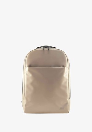 Beiger Laptop-Rucksack mit einem eleganten Design, aus glattem Material gefertigt, mit einer Fronttasche und einem oberen Griff für einfachen Transport.