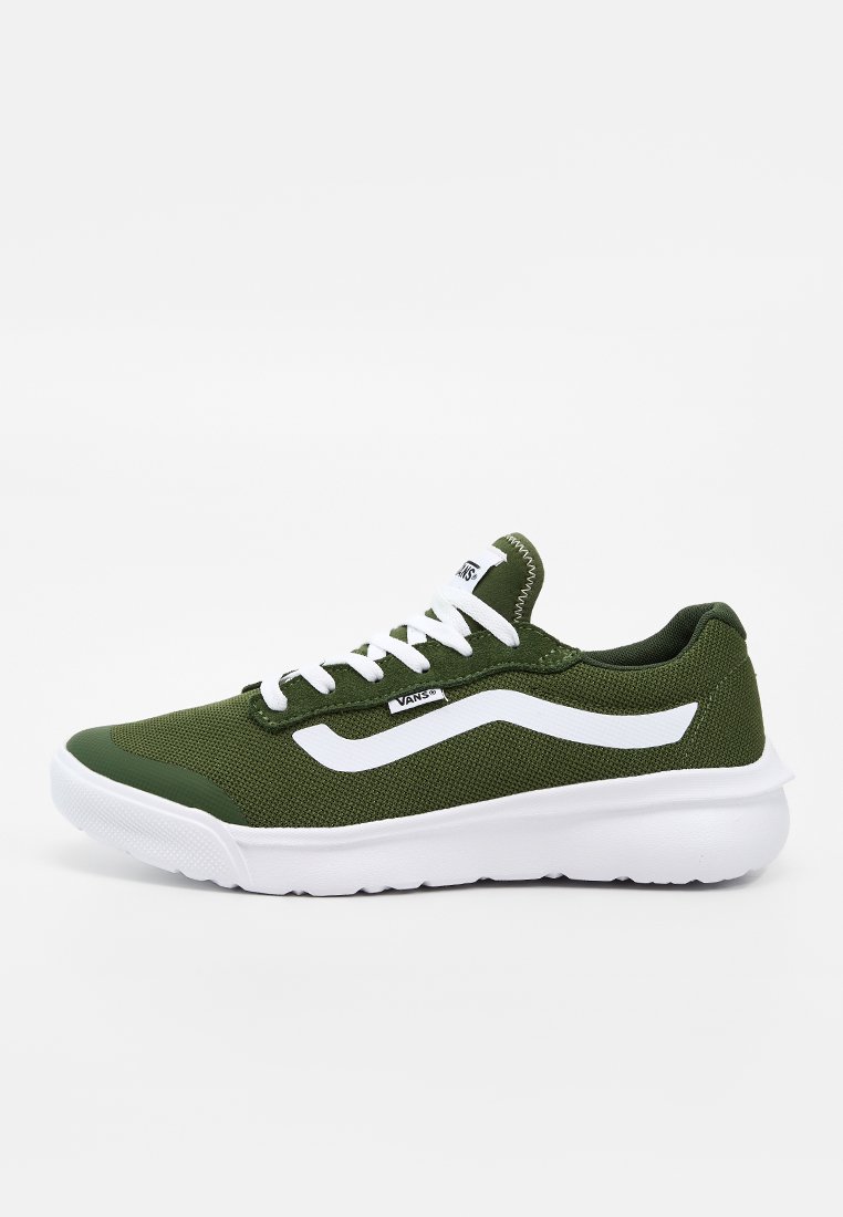 Zapatilla Vans verde de caña baja con franja ondulada blanca, cordones blancos, parte superior de malla transpirable y suela gruesa de caucho blanca.