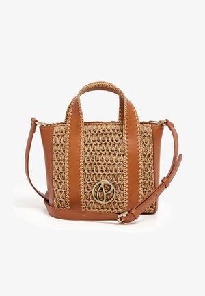 Bolso tejido de paja con detalles en cuero marrón, doble asa y correa ajustable para el hombro. Cuenta con un logo metálico circular en la parte frontal.