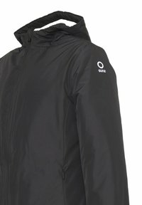 Giacca nera imbottita con collo alto, chiusura frontale con cerniera, tasche laterali e logo sulla spalla sinistra. Texture liscia e design moderno.