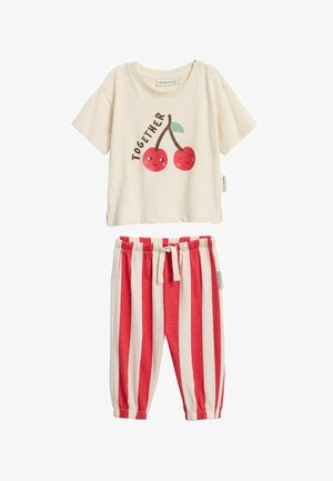 Cremafarbenes kurzärmliges Kleinkind-Shirt mit lächelnden Kirschen und dem Schriftzug „TOGETHER“, kombiniert mit rot-cremefarbenen vertikal gestreiften Hosen.