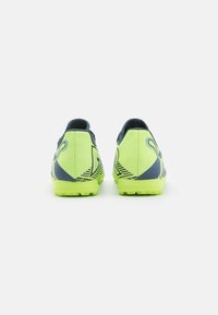 Scarpe da corsa verdi e blu navy con una parte superiore texturizzata, caratterizzate da motivi angolari e una suola in gomma con picchi di trazione. Vista posteriore.