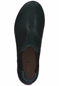 Zapato sin cordones de cuero verde oscuro con punta redonda, superficie texturizada y acentos elásticos negros para facilitar el uso. El interior presenta un estampado de logotipo.