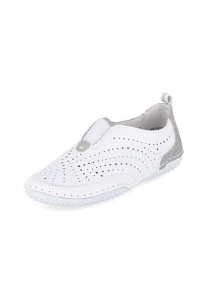 Weißer Schlupfschuh mit perforiertem Obermaterial, elastischem Riemen über dem Rist und profilierter Gummisohle, schräg gestellt, um die Außenseite und die Zehen zu zeigen.