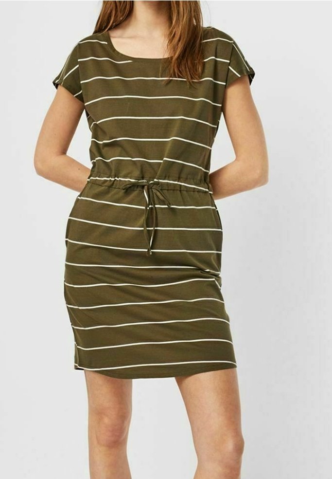 Vestido de manga corta color verde oliva con rayas blancas, cintura ajustada con lazo regulable, fabricado en tejido suave, de longitud por encima de la rodilla y diseño casual.