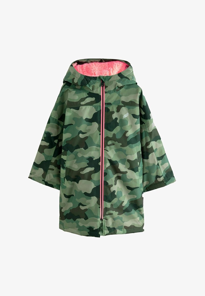 Camouflagen regenjas in tinten van groen met een roze fleece voering. Voorzien van een capuchon en een rits aan de voorkant. Losse, niet-beperkende pasvorm.