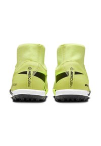 Gule og sorte atletik sko med overdel i strik og mellemhøj design. Har en tekstureret finish og en gummisål med stævner for greb.