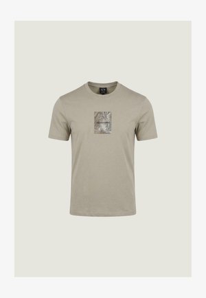 Světlé béžové tričko s krátkým rukávem, s malým obdélníkovým potiskem palmového listu a nápisem "Armani Exchange" uprostřed na hrudi.