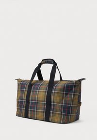 Mala duffle retangular com padrão xadrez em verde, castanho, amarelo, vermelho e branco, com pegas pretas e pega almofadada em cima, em fundo branco.