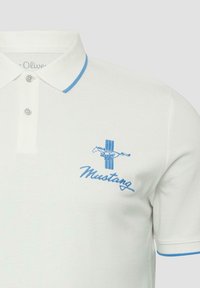 Weißes Poloshirt mit blauen Akzenten am Kragen und an den Ärmeln, mit blauem gesticktem Mustang-Logo und Pferdeemblem auf der Brust.