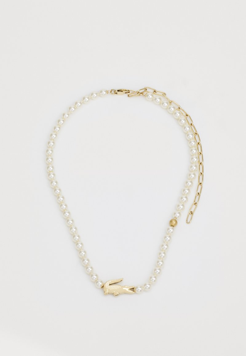 Perlový náhrdelník se zlatými akcenty, obsahující zlatou sponu a dekorativní zlatý zvířecí přívěsek. Hladké, kulaté perly v jednotném vzoru.
