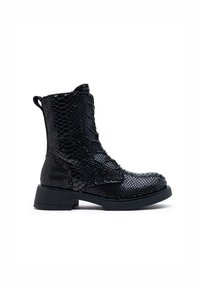 Bottine noire brillante à lacets avec motif serpent texturé et un petit talon carré, présentée de côté sur un fond blanc.
