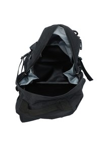 Mochila negra con parte superior abierta, con forro interior gris, múltiples compartimentos y una construcción de tela duradera. Cierre de cremallera presente.