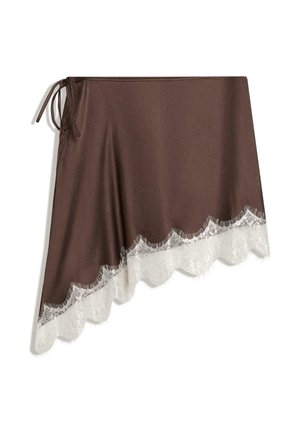 Asymetryczna ciemnobrązowa spódnica z białą koronkową lamówką wzdłuż ukończonego brzegu oraz wiązaniem po boku na białym tle.