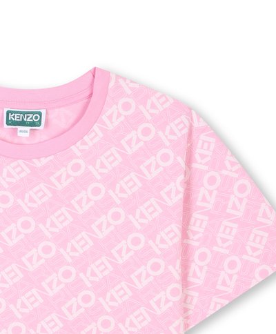 Roze katoenen t-shirt met een herhaald KENZO-logo patroon in een lichtere roze tint. Klassiek ontwerp met ronde hals en korte mouwen.