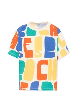Korte mouw beige kinder-T-shirt met grote, kleurrijke blokletters in blauw, oranje, geel en groen verspreid over de stof.