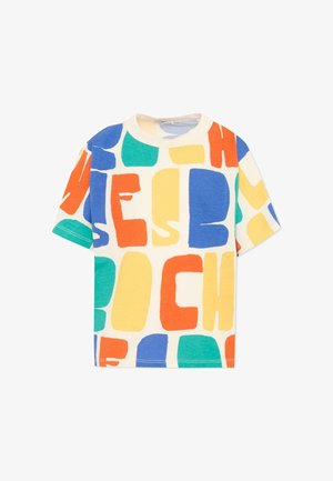T-shirt crème à manches courtes pour enfants, avec de grandes lettres colorées en bleu, orange, jaune et vert dispersées sur le tissu.
