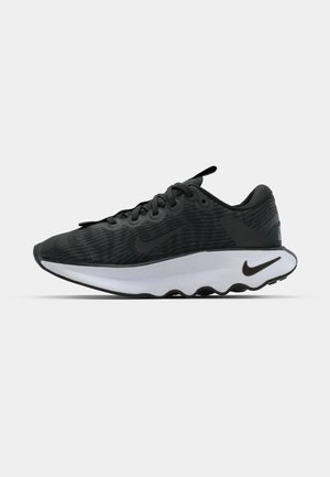 Scarpe sportive nere con tomaia testurizzata, dotate di una suola intermedia bianca e dettagli neri. Punta arrotondata e collare imbottito per il comfort.