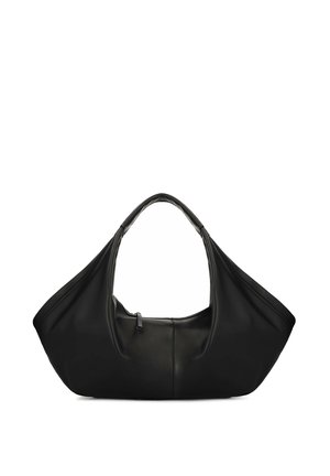 Czarna skórzana torebka o szerokim, zaokrąglonym kształcie i pojedynczym uchwycie u góry, wyposażona w przednią kieszeń na suwak i minimalistyczny design.