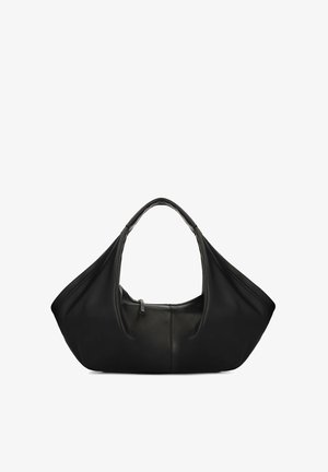 Črna usnjena torbica z širokim, zaobljenim trupom in enim ročajem na vrhu, z bombažno sprednjo zadrgo in minimalističnim dizajnom.