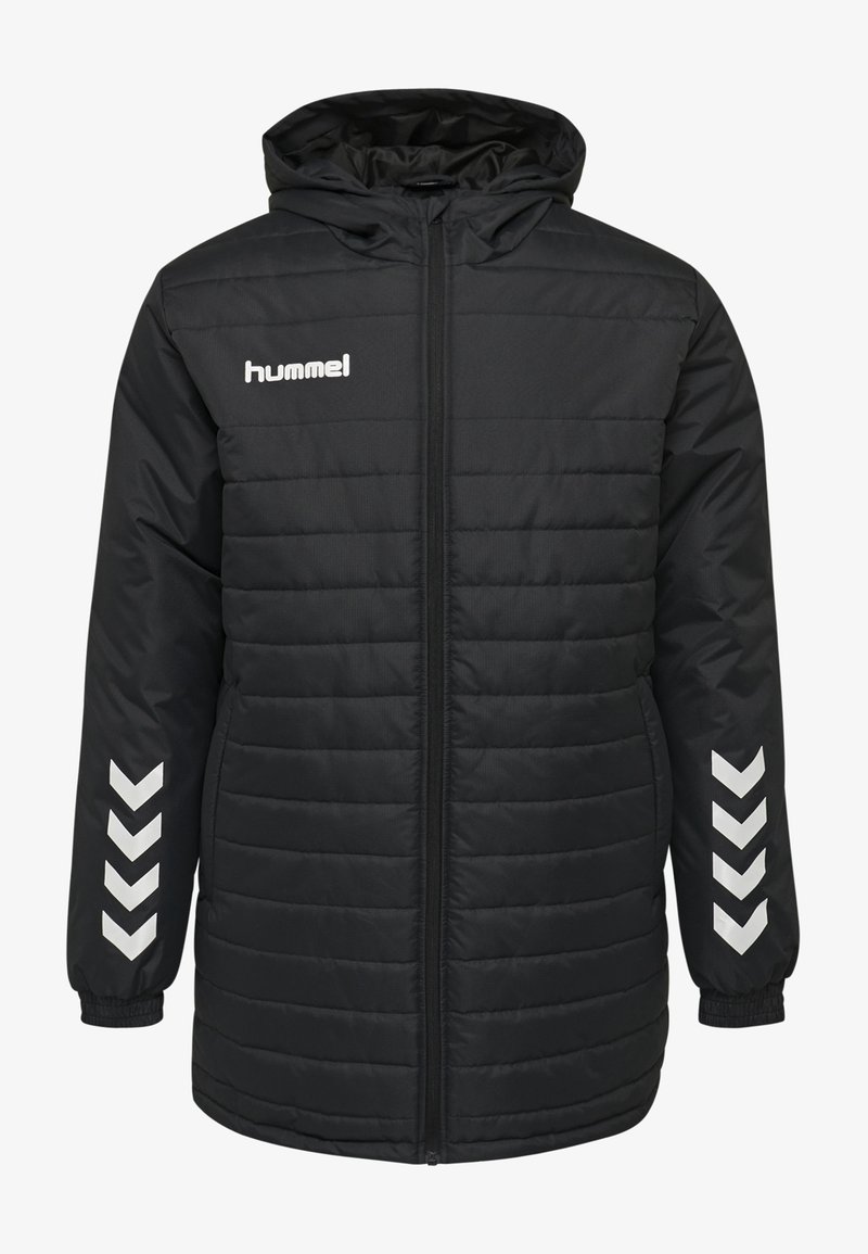 Schwarze gepolsterte Jacke mit durchgehendem Reißverschluss, verstellbarem Kapuze und weißen Chevron-Akzenten an den Ärmeln. Hergestellt aus einem glatten, strapazierfähigen Material.