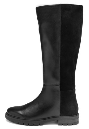 Vysoká černá kozačka po kolena s hladkým koženým předkem a semišovým zadním dílem, plochá masivní podrážka s hlubokým vzorkem pro lepší přilnavost.