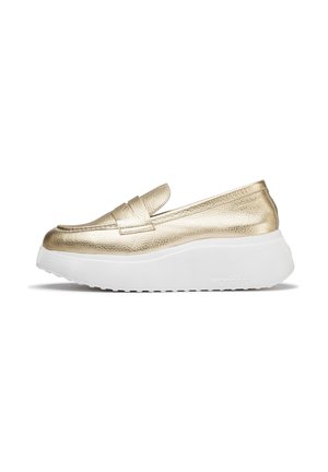Mocassins en cuir doré avec une finition texturée et une semelle plateforme blanche surélevée. Présente une large sangle à l’avant pour un détail supplémentaire.