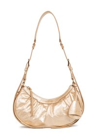 Borsa a mano metallica dorata a forma di mezza luna, con superficie texture e dettagli arricciati. Presenta una lunga tracolla regolabile e una piccola tasca laterale.