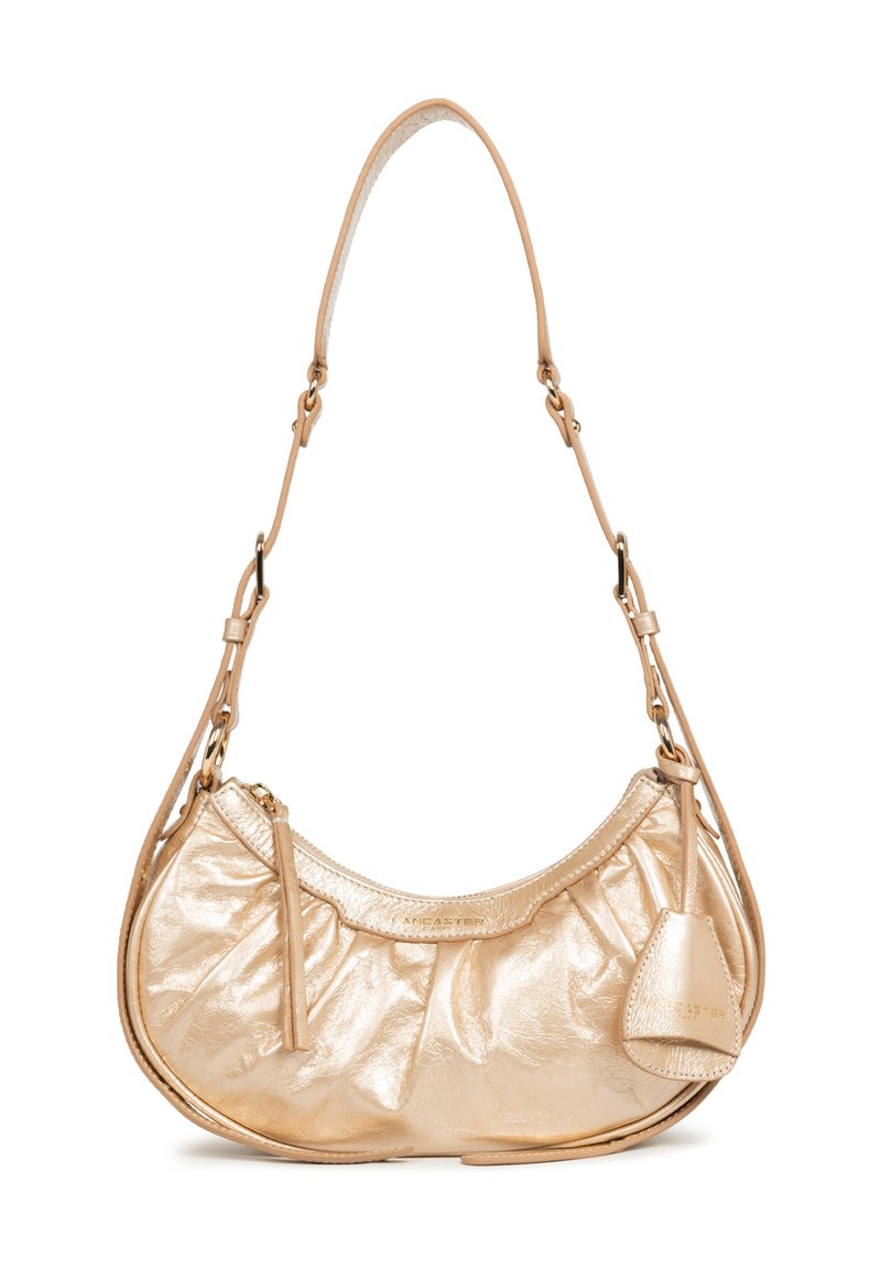 Borsa a mano metallica dorata a forma di mezza luna, con superficie texture e dettagli arricciati. Presenta una lunga tracolla regolabile e una piccola tasca laterale.