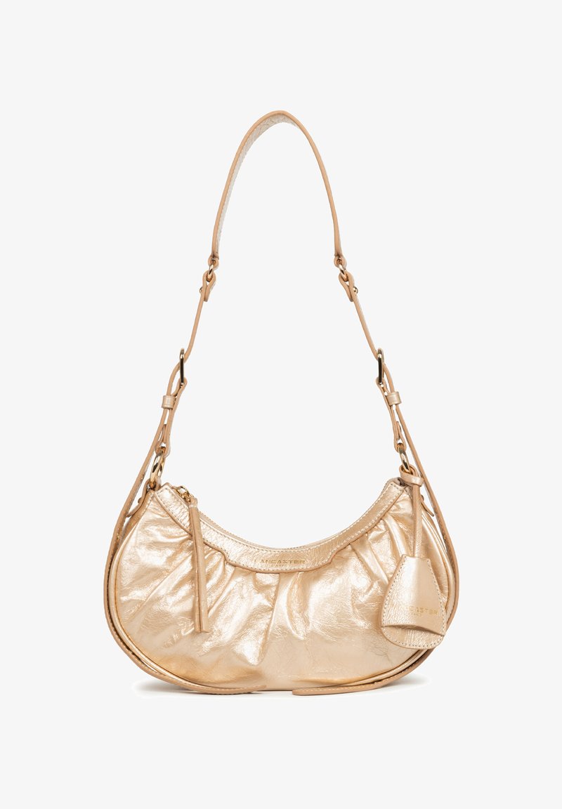 Borsa a mano metallica dorata a forma di mezza luna, con superficie texture e dettagli arricciati. Presenta una lunga tracolla regolabile e una piccola tasca laterale.