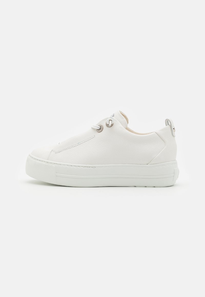 Weiße Leder-Sneaker mit abgerundetem Zehenbereich, flacher weißer Sohle und silbernen Ösen. Verfügt über minimale Nähte und eine Zuglasche an der Ferse.
