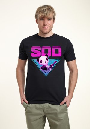 Sort bomulds t-shirt med et farverigt grafisk motiv af en panda, der holder en guitar, med fede pink bogstaver, der staver "500" over en teal trekant.