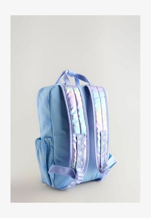 Jasnoniebieski plecak z teksturowaną powierzchnią, odblaskowymi paskami i boczną kieszenią. Posiada wzmocnioną rączkę do noszenia.