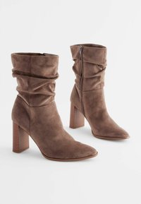 Next FOREVER COMFORT SLOUCH HEEL - Stivali alti - tan brown