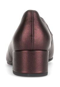 Chaussure à talon bloc en cuir bordeaux avec une finition texturée. Bout rond et détail de couture à l'arrière. Design minimaliste et surface lisse.