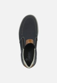 Donkerblauwe instapper met een textiele bovenkant, tan lederen accent op de hak, witte stiksels en een rubberen zool.