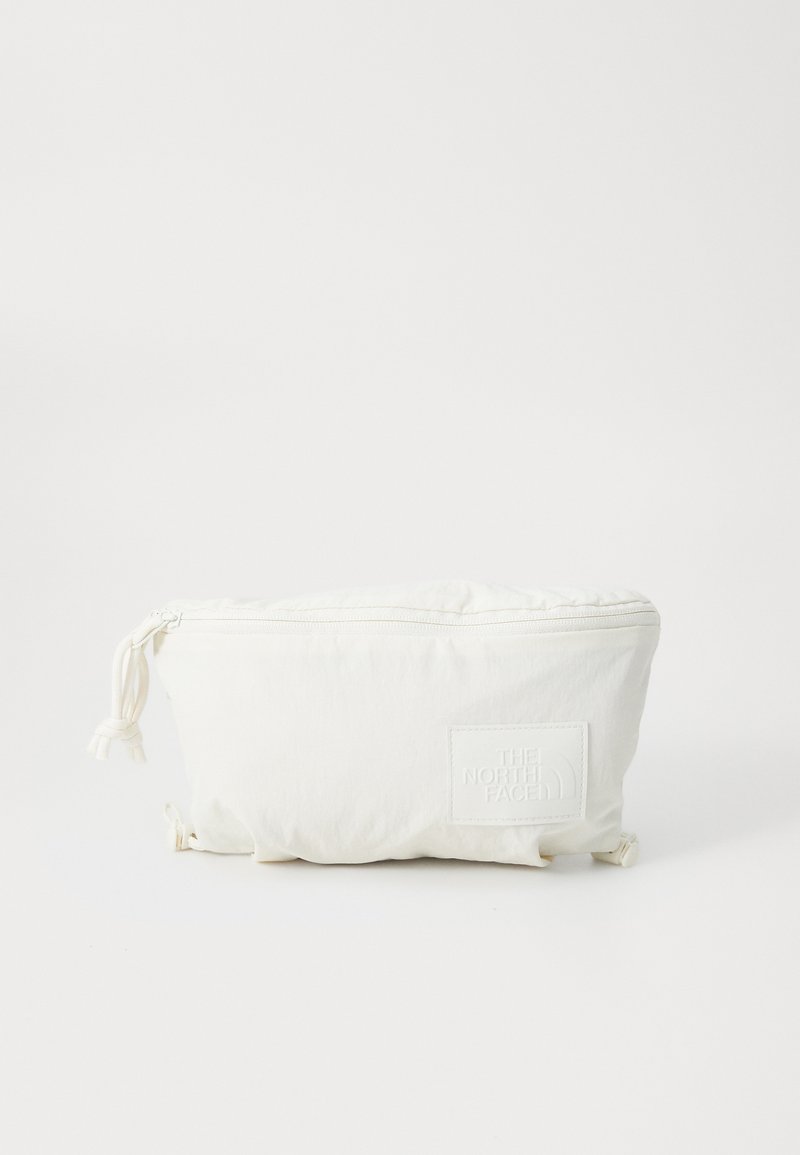 Bílý látkový pytlíček se zipem, se strukturovanou nášivkou loga a nastavitelným šňůrkovým uzávěrem. Hladký povrch, kompaktní design.