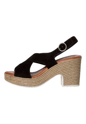 Zwarte suède sleehak sandalen met een geweven touw middenzool, een open ontwerp en een zilverkleurige gesp op een sleehakbandje.