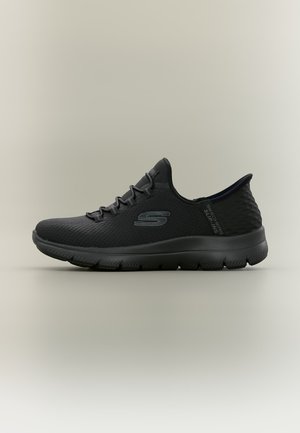 Pantof sport negru Skechers slip-on cu partea superioară texturată, elastic asemănător șireturilor și talpă flexibilă, prezentat pe fundal neutru.