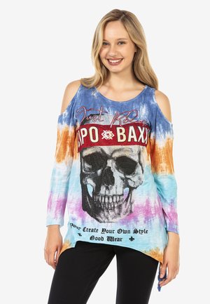 Tie-Dye Langarmshirt mit kalten Schultern, das ein markantes schwarzes Totenkopf-Graphic und roten Text zeigt. Hergestellt aus einem weichen Baumwollmischgewebe.